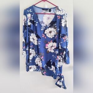 G.I.L.I women's plus size XL lightweight blue floral top. Stretch.NWOT.